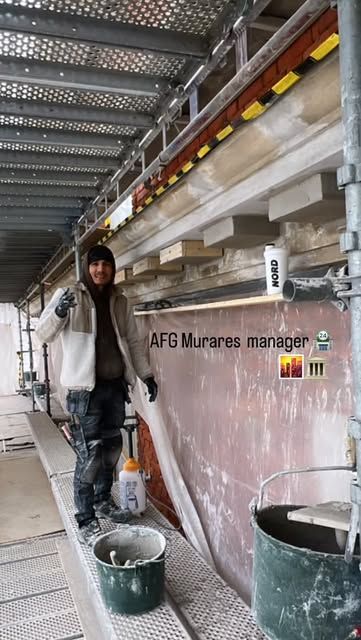 Ali, som leder AFG Murare, på ställningen vid ett fasadjobb